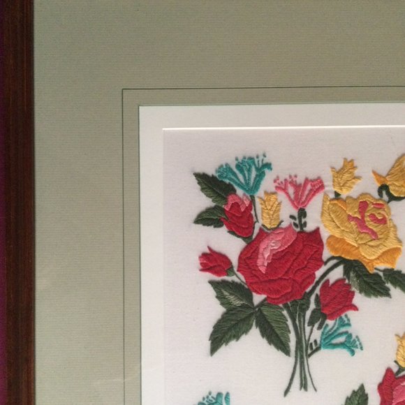 Vintage Needlework art Embroidery Needlepoint flowers in wood frame signed - Picture 3 of 10